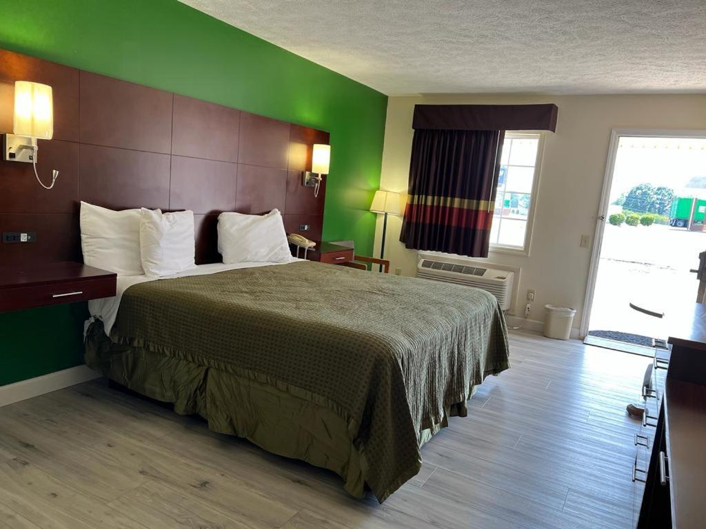 Surry Inn - Dobson Bagian luar foto