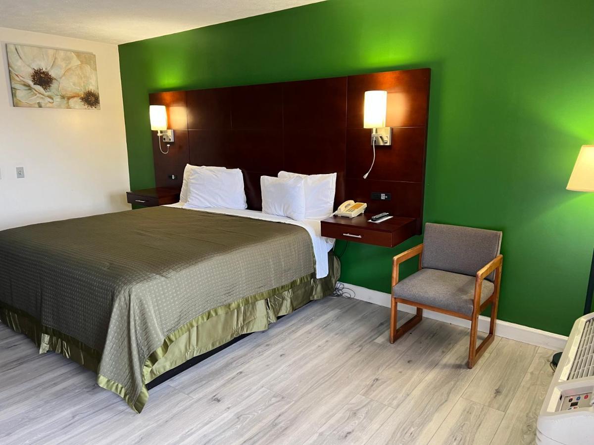 Surry Inn - Dobson Bagian luar foto