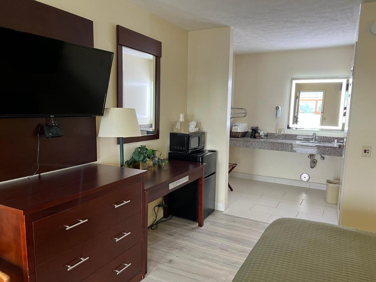 Surry Inn - Dobson Bagian luar foto