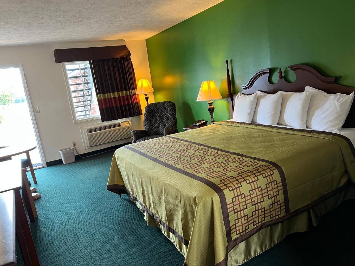 Surry Inn - Dobson Bagian luar foto