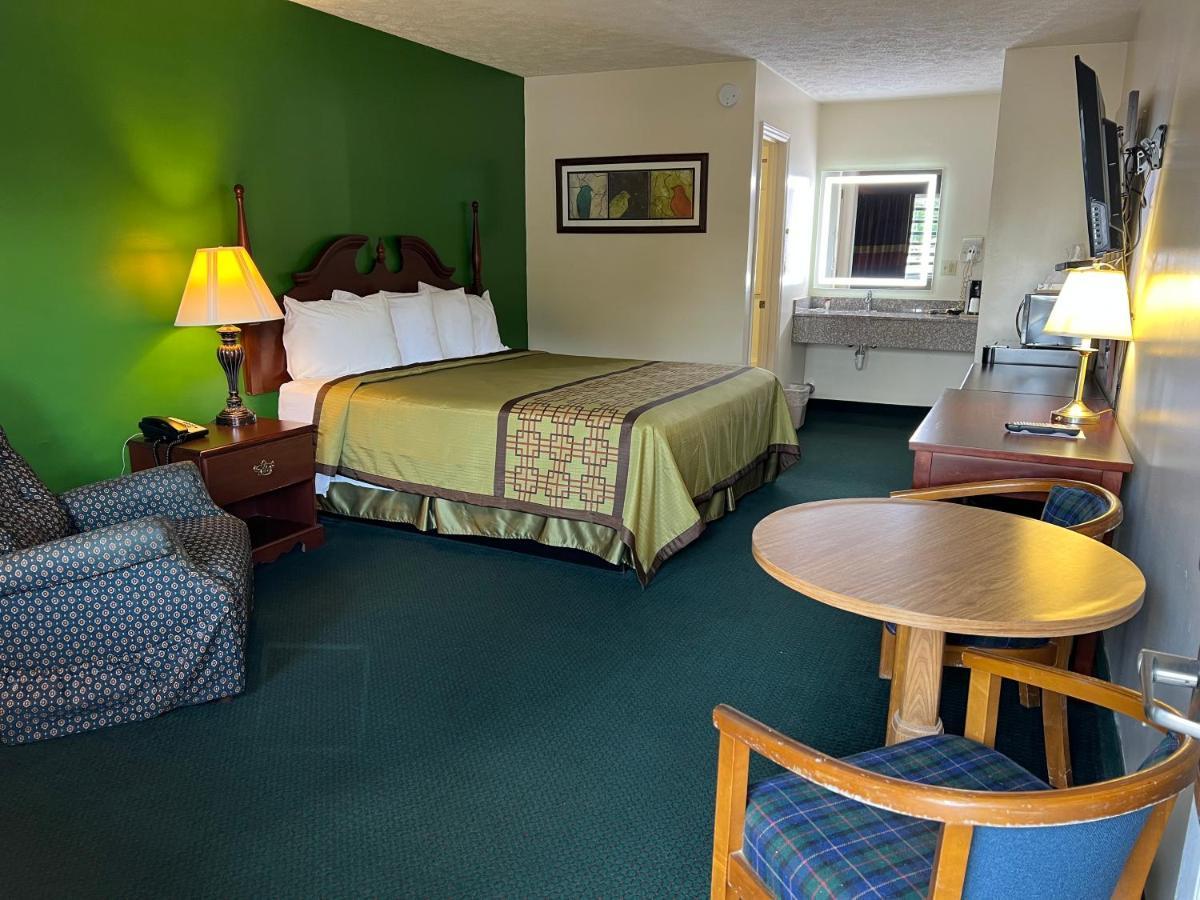 Surry Inn - Dobson Bagian luar foto