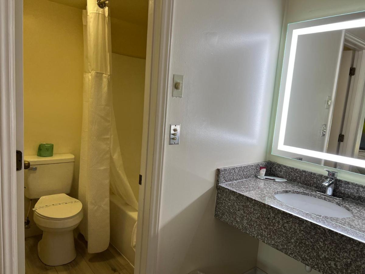 Surry Inn - Dobson Bagian luar foto