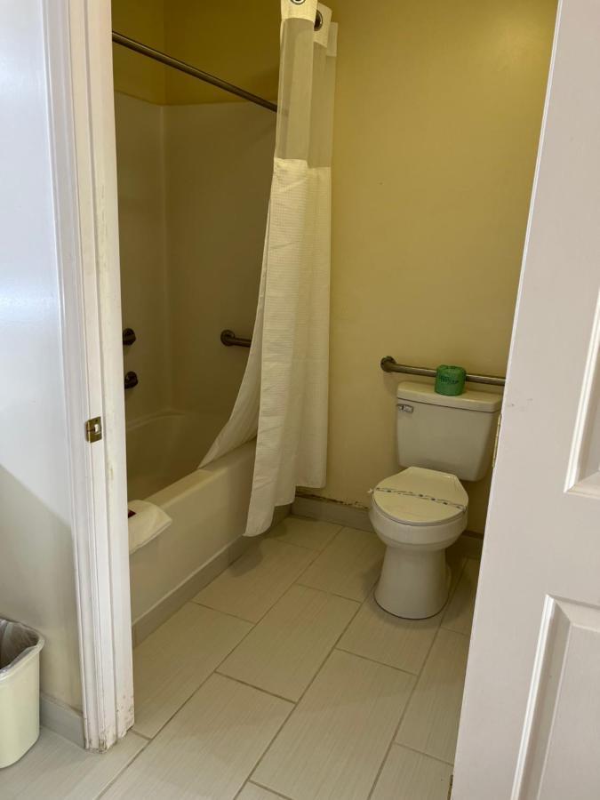 Surry Inn - Dobson Bagian luar foto