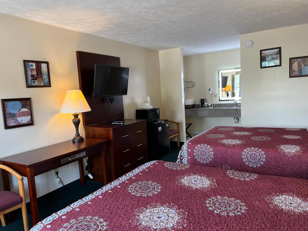 Surry Inn - Dobson Bagian luar foto
