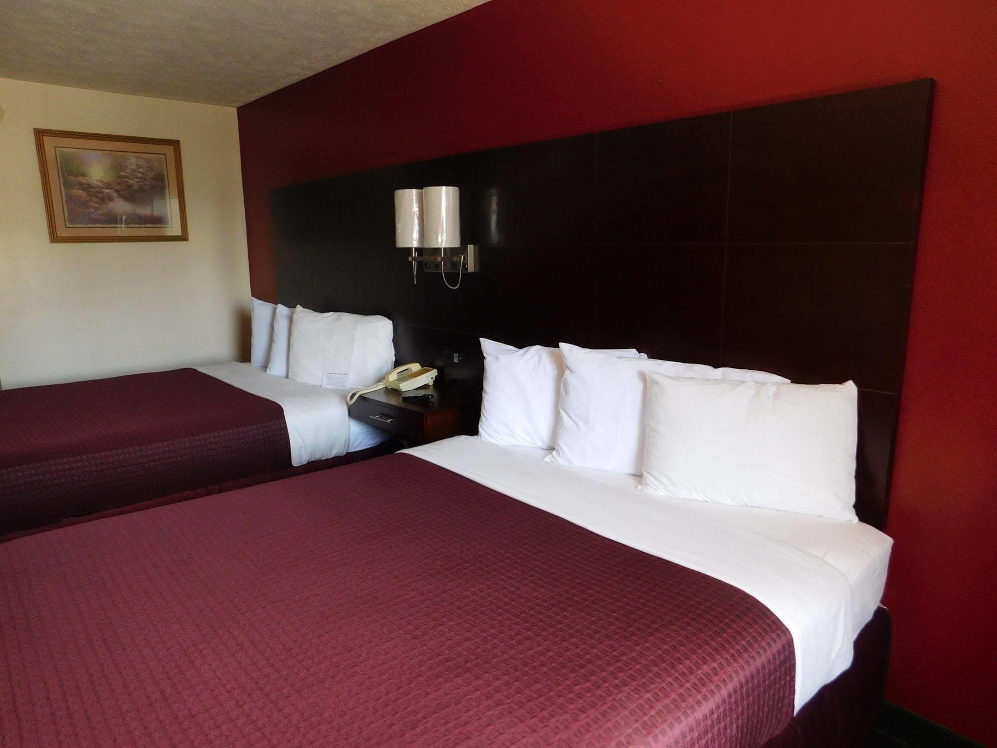 Surry Inn - Dobson Bagian luar foto